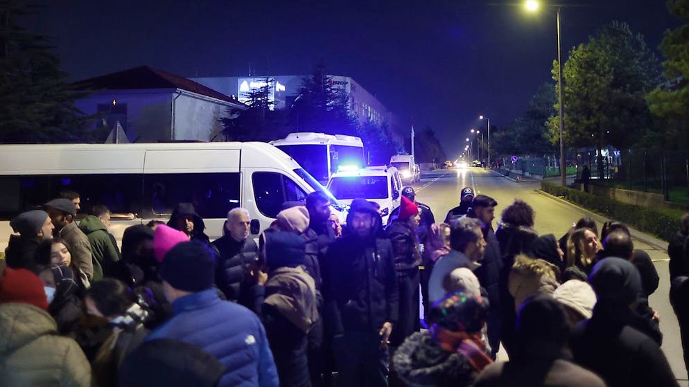 I parenti degli ostaggi riunitisi fuori dall'azienda.