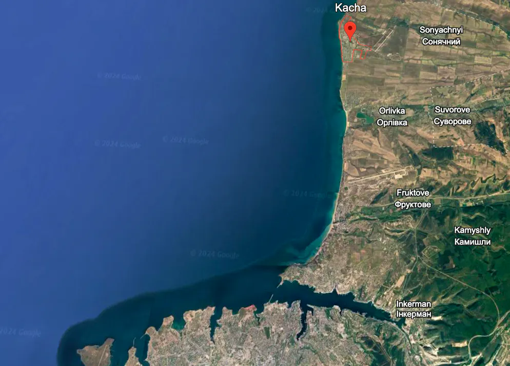 Blick auf Sewastopol (unten): Nördlich von Fruktove in der Bildmitte ist der Militärflugplatz beim Dorf Belbek zu sehen. Wieder weiter nördlich liegt das Dorf Kacha (rot markiert) mit seiner Luftwaffenbasis.