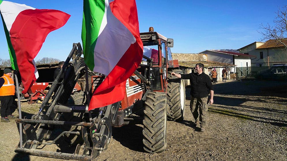 En Italie, des agriculteurs avec quelque 150 tracteurs ont manifesté à Orte, à une heure de Rome.