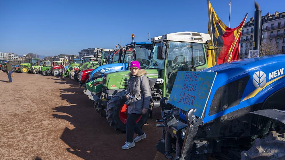 Une trentaine de tracteurs ont rejoint la Plaine de Plainpalais à Genève samedi pour exprimer la colère paysanne.