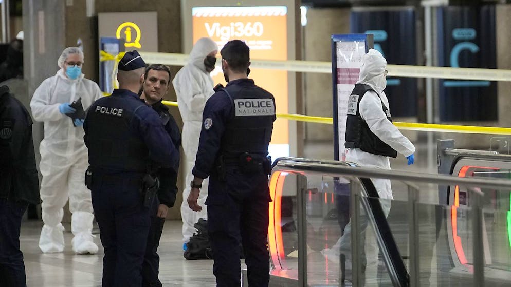La polizia alla gare de Lyon a Parigi in seguito all'accoltellamento di questa mattina in cui sono rimaste ferite tre persone