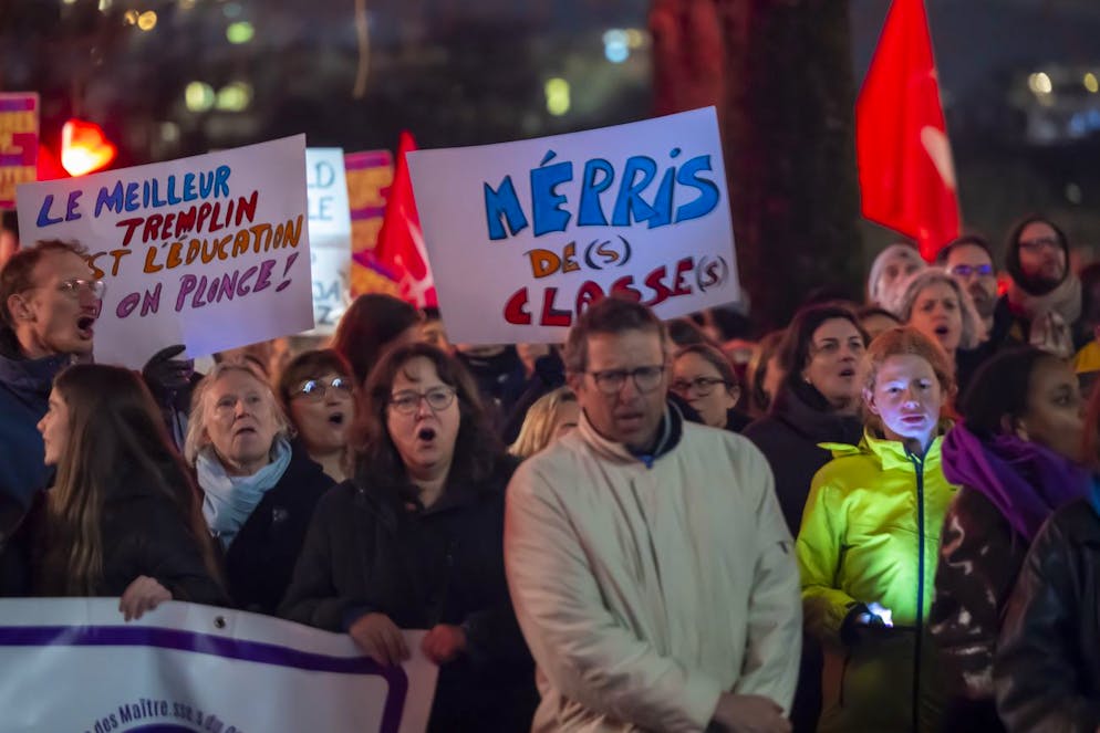 Des professeurs du Cycle d'orientation (CO) manifestent, lors d'un rassemblement devant l'hôtel-de-ville a Genève, le jeudi 1 février 2024. Un préavis de grève de cinq jours a été déposé à partir de ce lundi.(KEYSTONE/Martial Trezzini)