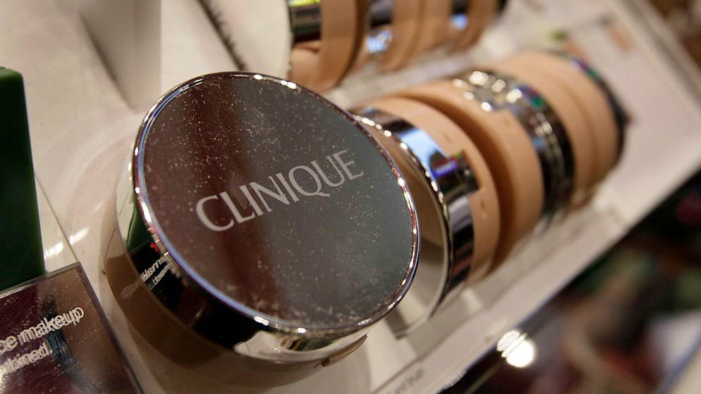 Le groupe américain de cosmétiques Estée Lauder a annoncé mardi la suppression de 5800 à 7000 places de travail d'ici fin 2026.