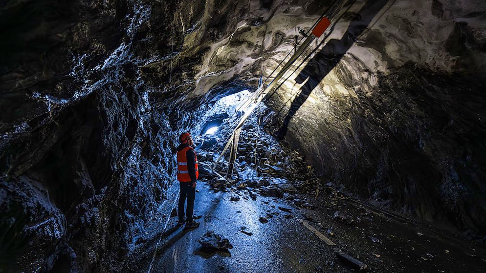 Nel tunnel si sono riversati oltre cento metri cubi di materiale.