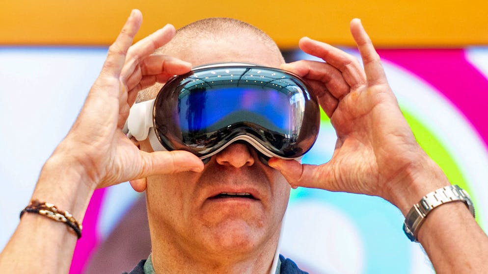 VR-Brille in freier Wildbahn. Influencer nutzen die Apple Vision Pro am Steuer