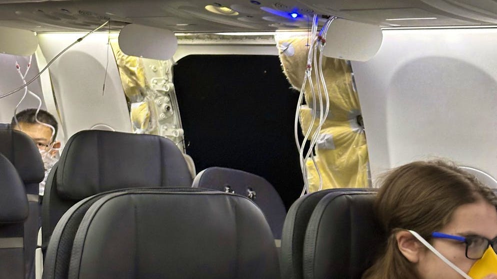 Das Loch in der Kabinenwand der Boeing 737 Max 9 nach der Notlandung in Portland im US-Bundesstaat Oregon am 5. Januar 2024.