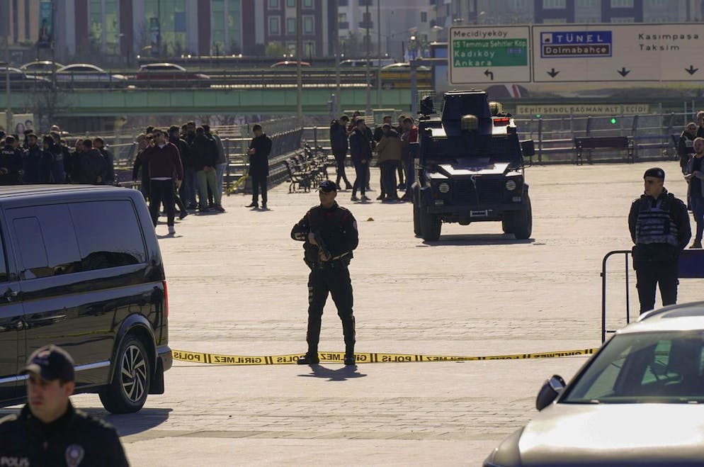 La police sécurise la zone après une attaque devant le palais de justice d'Istanbul, ce mardi 6 février 2024.