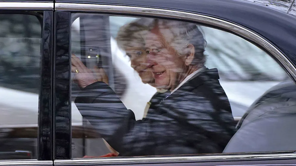 König lächelt und winkt. Erstes Bild von Charles nach Krebs-Diagnose aufgetaucht