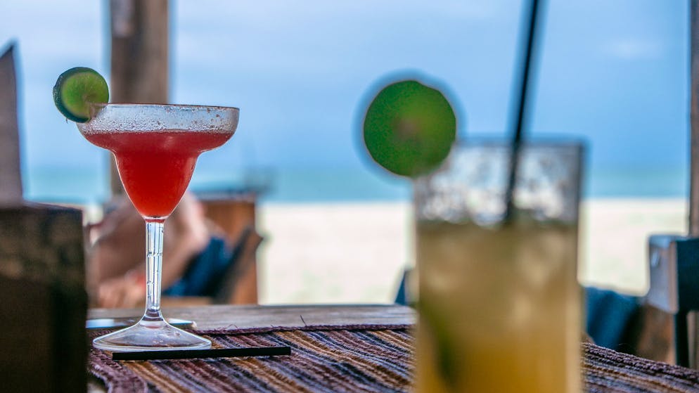 Alkoholengpass auf Sansibar. Ein Inselparadies sitzt auf dem Trockenen