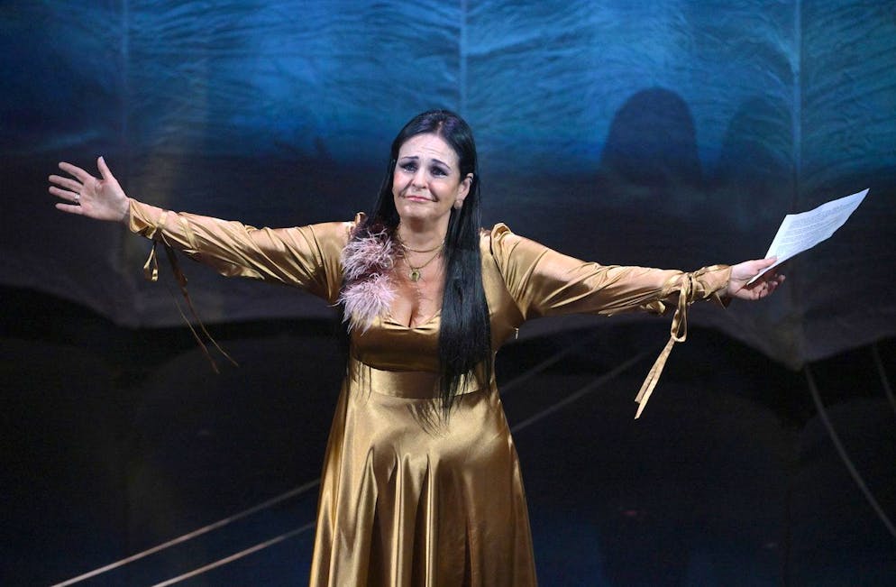 Prima serata del Festival di Sanremo 2023. Dalle risate si è poi passati alle lacrime, quelle trattenute a stento da Daniela Cutolo, madre del giovane musicista Giovanbattista Cutolo, alias Giogiò, ucciso da un pregiudicato minorenne a Napoli, per strada, nel 2023 dopo una lite scoppiata per futili motivi, al momento della lettura di una lettera dedicata al figlio. 