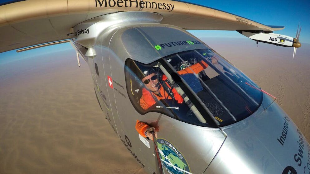 Bertrand Piccard mentre si scatta un selfie durante l'ultima tappa del primo volo ad energia solare intorno al mondo. (Foto d'archivio)