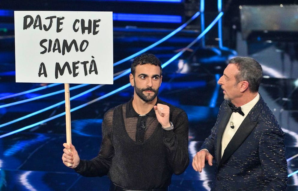 Prima serata del Festival di Sanremo 2023. Visto il numero record di canzoni, ben 30 in gara, tutte ascoltate la prima sera, Mengoni ha voluto motivare scherzosamente il pubblico a rimanere davanti alla TV fino a tarda notte.