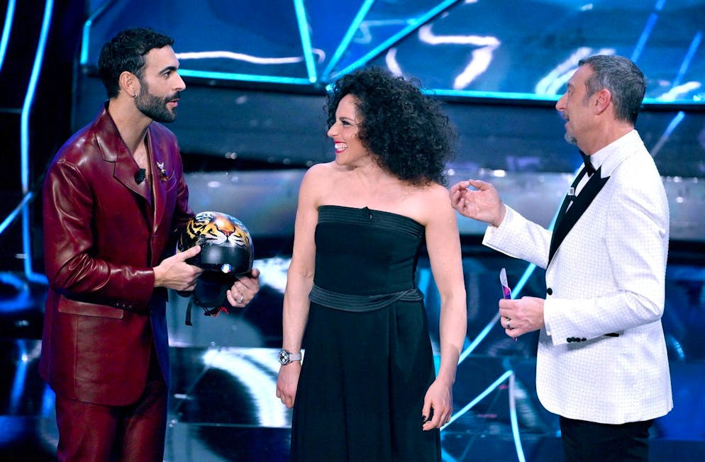 Prima serata del Festival di Sanremo 2023. Tra i numerosi sopiti del co-conduttore Marco Mengoni e di Amadeus anche la sciatrice Federica Brignone.
