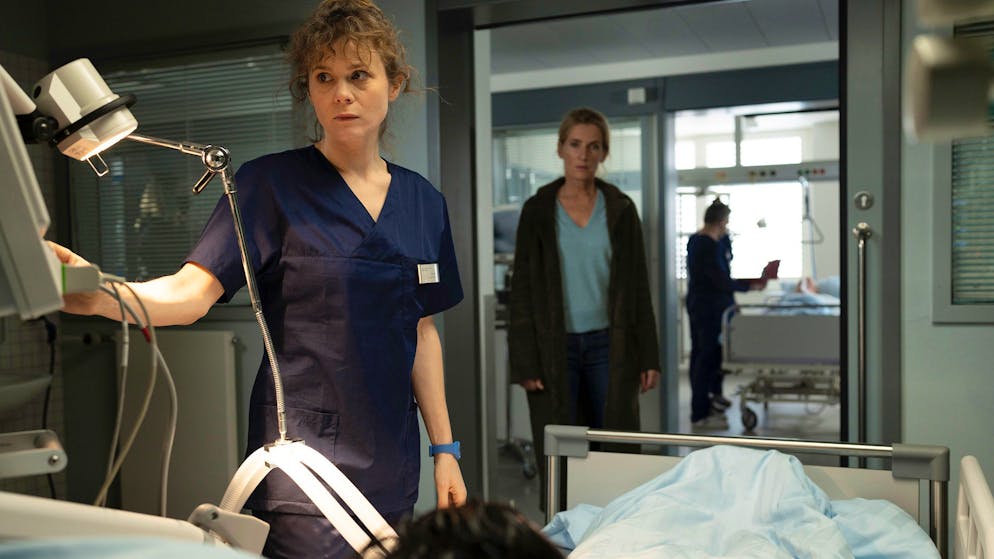 Woran scheiterte diese Frauenbeziehung?. Im Krankenhaus kämpfen die Opfer der «Geisterfahrt» mit dem Leben. Krankenschwester Jutta Reichelt (Lea Willkowsky, links) kümmert sich um einen Patienten. Im Hintergrund schaut Charlotte Lindholm (Maria Furtwängler) zu.