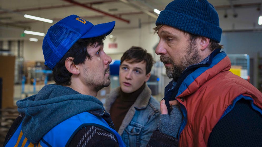 Woran scheiterte diese Frauenbeziehung?. Im «Tatort: Geisterfahrt» hat Paketdienst-Subunternehmer Mischa Reichelt (Christoph Letkowski, rechts) Streit mit seinem rumänischen Angestellten Ilie Balan (Adrian Dokić, links). Auch Kollege Juri (Juri Senft) bekommt den Streit mit.