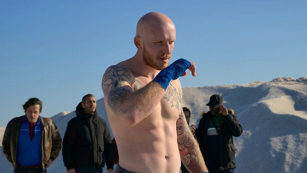 In "Bisons" Maxime Valvini, al suo primo ruolo cinematografico, interpreta Steve. È nominato per un Quartz come "Miglior interprete maschile" per il Premio del cinema svizzero.