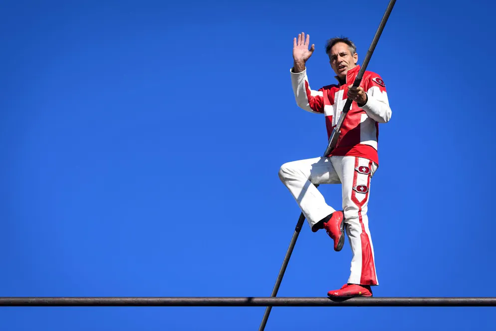 Hier zu sehen: Freddy Nock balanciert auf einem Seil einer Seilbahn. Nun kommt heraus: Der Artist war hoch verschuldet.