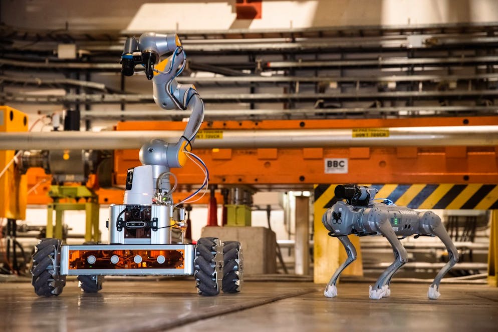 Mehrere Arten von Robotern müssen ihren Weg durch das verwinkelte CERN finden.