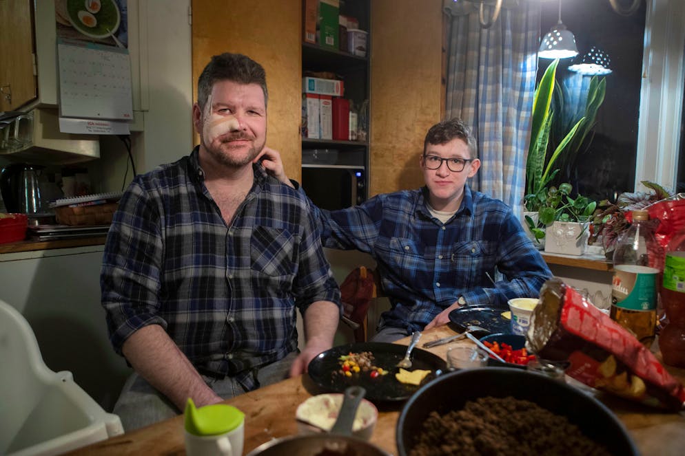 Es gibt Bär: Pär Sundström und sein Sohn Evert lassen sich das Fleisch des Tieres schmecken, das sie beinahe getötet hat. 