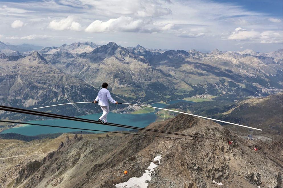 È morto Freddy Nock. Il funambolo svizzero Freddy Nock cammina sul cavo portante della funivia del Corvatsch scendendo dalla stazione a monte del Corvatsch, a 3.303 metri sul livello del mare, vicino a Silvaplana, nella Svizzera orientale, mercoledì 24 agosto 2011.