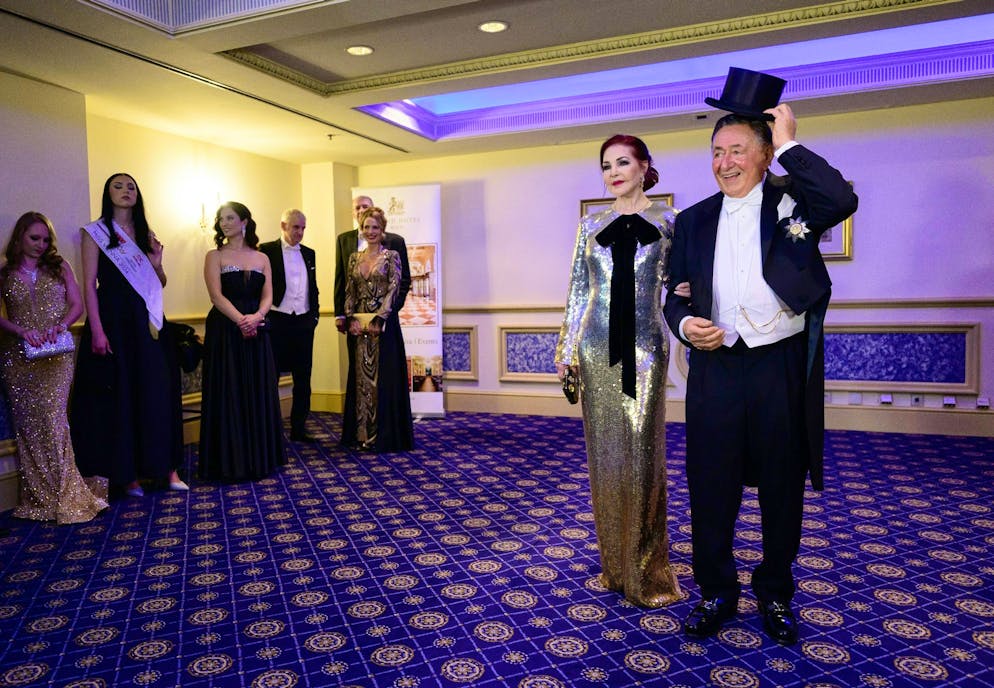 Richard Lugner ist tot – die Schlagzeile als Lebenselixier. Der 91-jährige Richard Lugner und US-Schauspielerin Priscilla Presley scheinen sich gut zu verstehen.