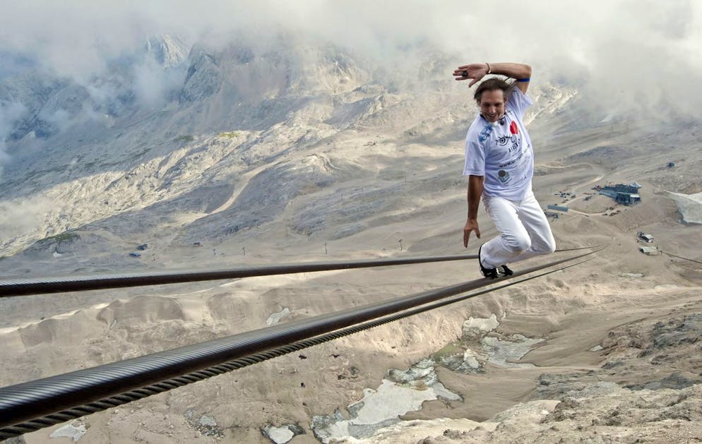 È morto Freddy Nock. Sabato 20 agosto 2011 Freddy Nock è rimasto in equilibrio sulla Zugspitze, vicino a Garmisch-Partenkirchen, sulla fune metallica della funivia del ghiacciaio che dalla Zugspitzplatt. Ha stabilito il record mondiale per la più lunga e alta camminata in fune sulla Zugspitze. L'artista ha impiegato circa 90 minuti per raggiungere la vetta. Secondo la Bayerische Zugspitzbahn AG di Garmisch-Partenkirchen, Nock è rimasto in equilibrio sul cavo d'acciaio della cabinovia, largo solo 50 millimetri, per un tratto di 995 metri dalla Zugspitzplatt alla vetta, a un'altitudine di 2.962 metri.