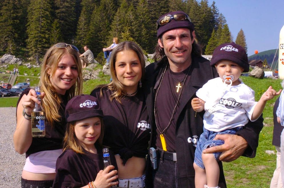 È morto Freddy Nock. Freddy Nock posa il 28 maggio del 2005 con le sue quattro figlie: Melanie, Kimberly, Stephanie e Antonia, (da sinistra a destra) prima del tentativo di record del mondo sul Säntis.