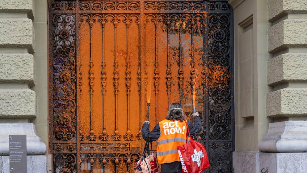 Polizei vor Ort. Aktivisten besprühen Bundeshaus mit Farbe