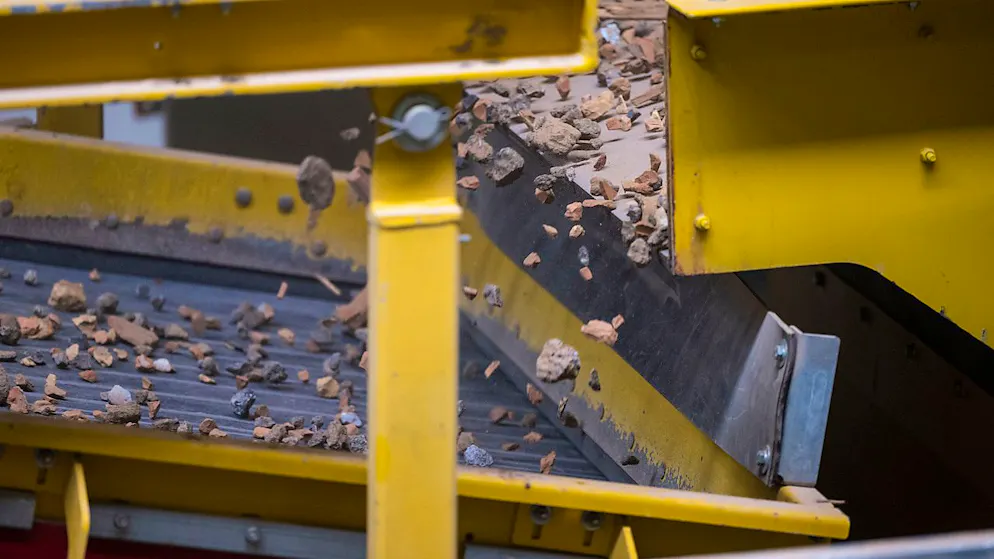 Abfälle werden besser sortiert und wiederverwertet, beispielsweise als recycliertes Baumaterial. (Symbolbild)