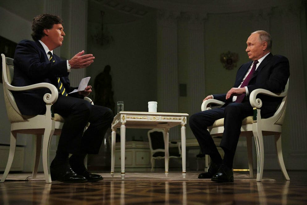 Das 127 Minuten lange Interview mit Wladimir Putin (r) erschien auf Tucker Carlsons (l) Website und der Plattform X, vormals Twitter.