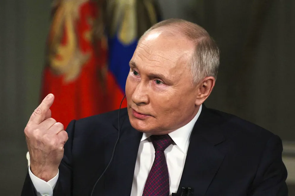itw Poutine. Dans cette photo publiée par l'agence de presse Sputnik le vendredi 9 février 2024, le président russe Vladimir Poutine fait des gestes pendant qu'il parle lors d'une interview avec l'ancien animateur de Fox News Tucker Carlson au Kremlin à Moscou, Russie, mardi 6 février 2024. (Gavriil Grigorov, Sputnik, Kremlin Pool Photo via AP)