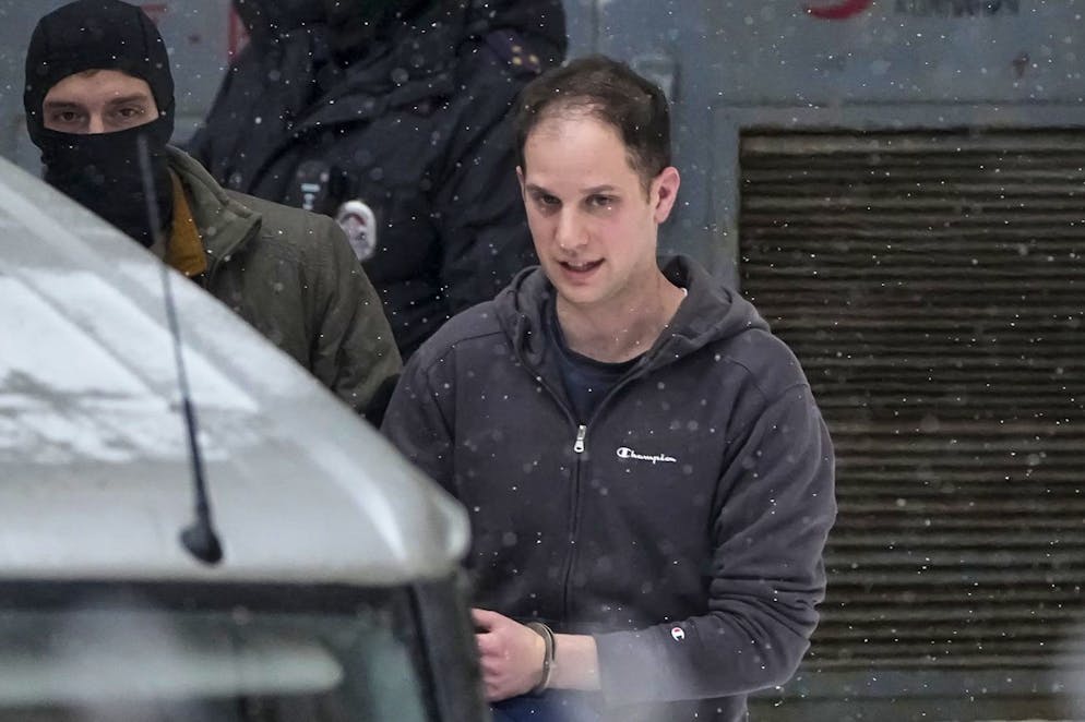 Der US-amerikanische Journalist Evan Gershkovich, hier auf dem Weg vom Gericht ins Gefängnis, ist seit März 2023 in Russland in Haft. 