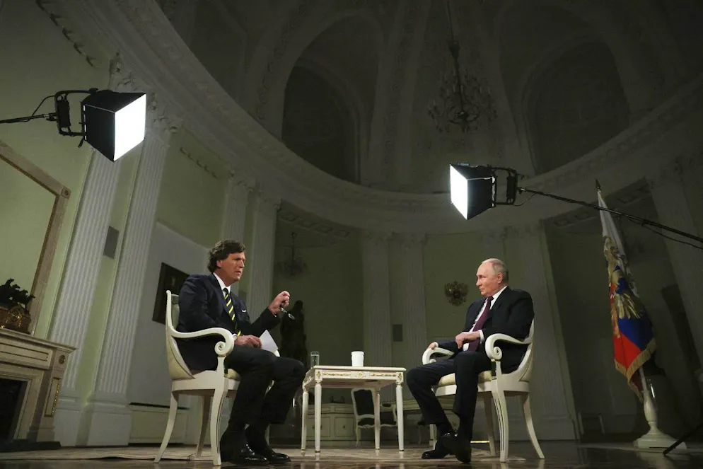 itw Poutine. Dans cette photo publiée par l'agence de presse Sputnik le vendredi 9 février 2024, le président russe Vladimir Poutine, à droite, écoute une question lors d'une interview avec l'ancien animateur de Fox News Tucker Carlson au Kremlin à Moscou, Russie, mardi 6 février 2024. (Gavriil Grigorov, Sputnik, Kremlin Pool Photo via AP)