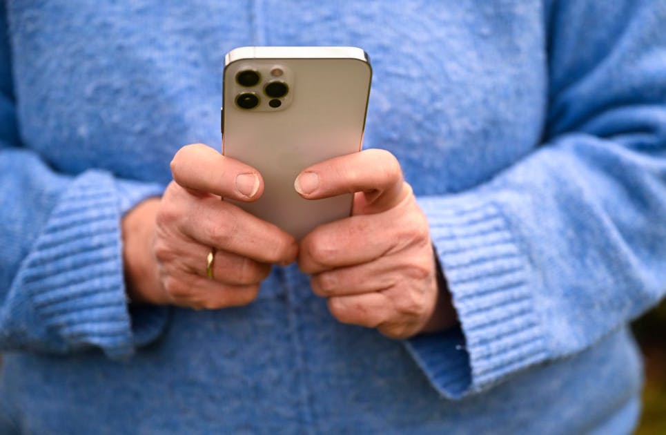 Addio al vecchio telefono di casa, la Francia smantella la rete dei numeri  fissi