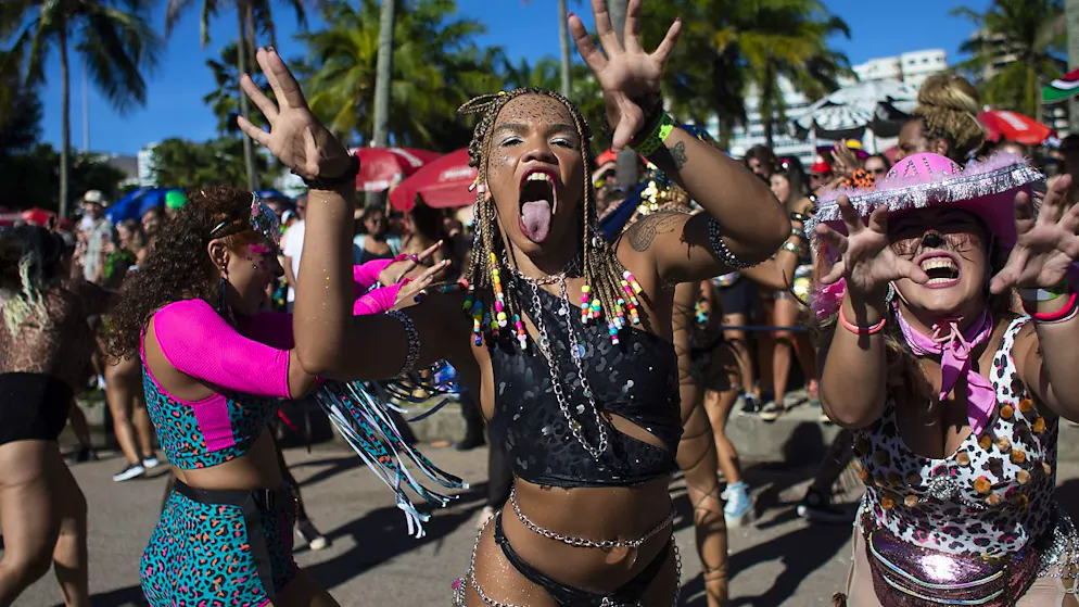 I festeggiamenti in occasione del Carnevale di Rio de Janeiro, iniziati venerdì, proseguiranno ancora fino al 17 febbraio.