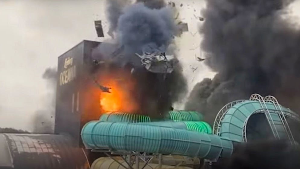 Un'enorme esplosione e un successivo grande incendio hanno distrutto un nuovo centro termale a Göteborg, in Svezia, poco prima del suo completamento.