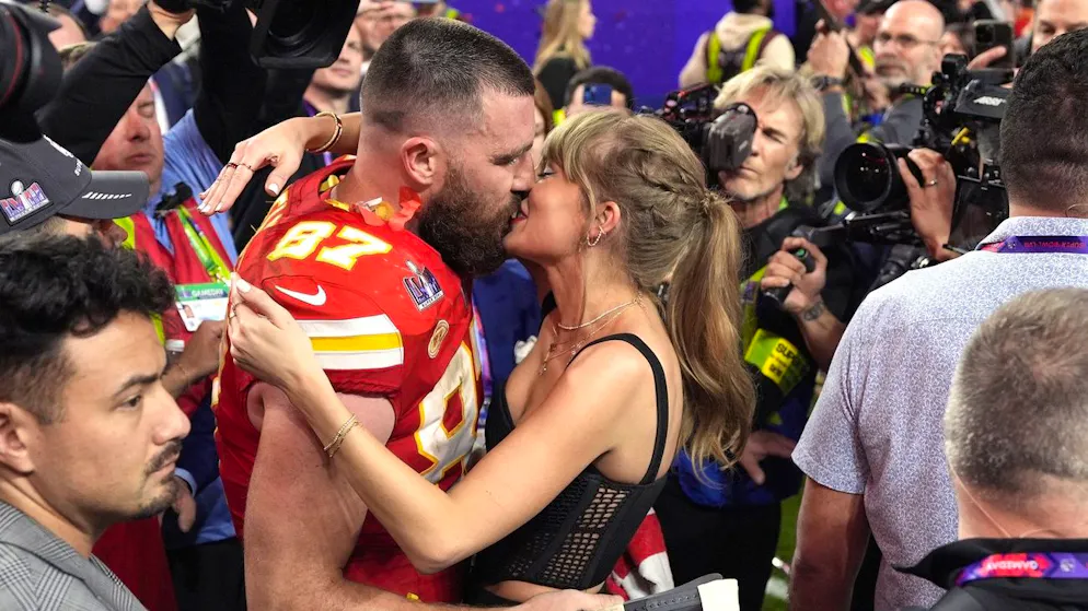 Lo show del Super Bowl. Tra i fischi Taylor Swift beve una birra e bacia il suo campione Travis Kelce