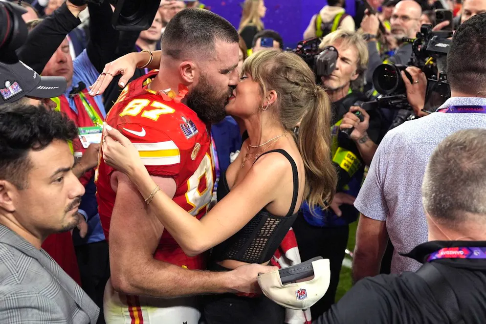 Taylor Swift bacia il fidanzato Travis Kelce dopo l'incredibile trionfo al Super Bowl.