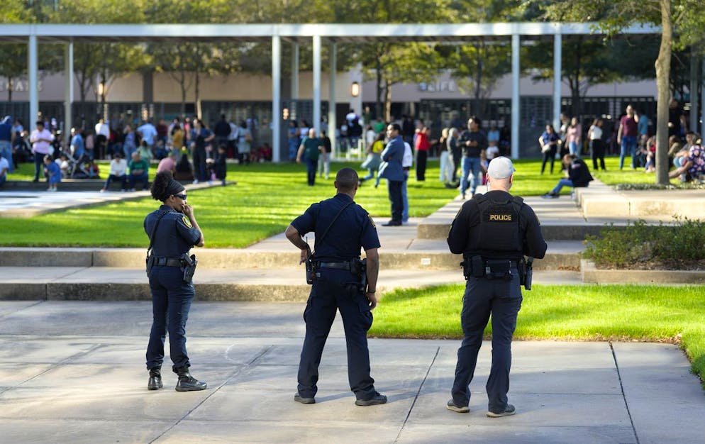 Des policiers de Houston surveillent les fidèles déplacés à l'extérieur de l'église Lakewood, dimanche 11 février 2024, à Houston, après une fusillade survenue lors d'un service religieux en espagnol. (Karen Warren/Houston Chronicle via AP)