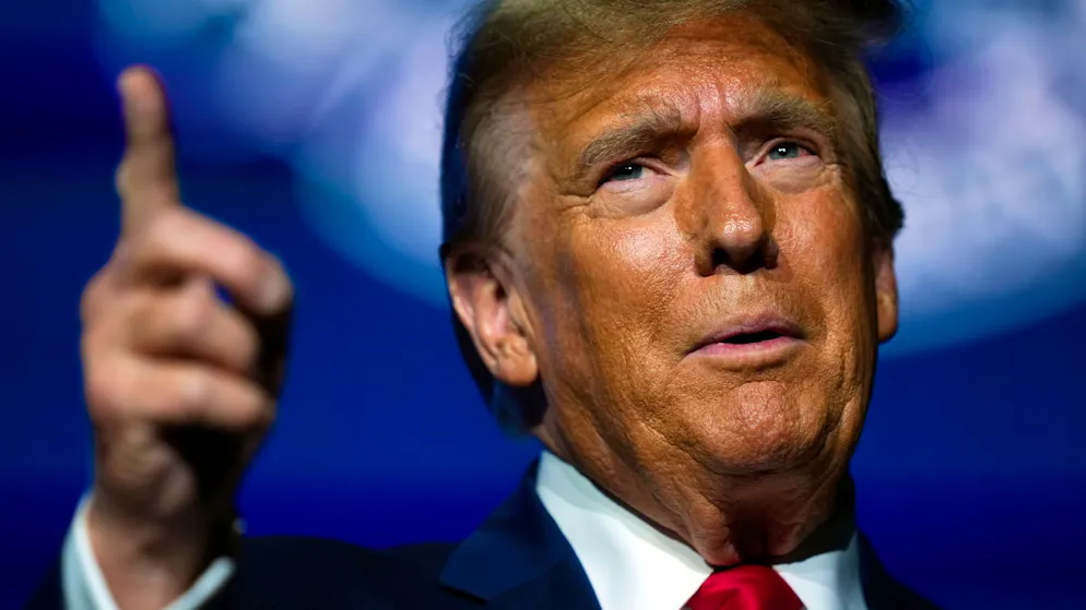 Einen Tag nach 350-Millionen-Dollar-Urteil. Trump verkauft jetzt goldene Sneakers