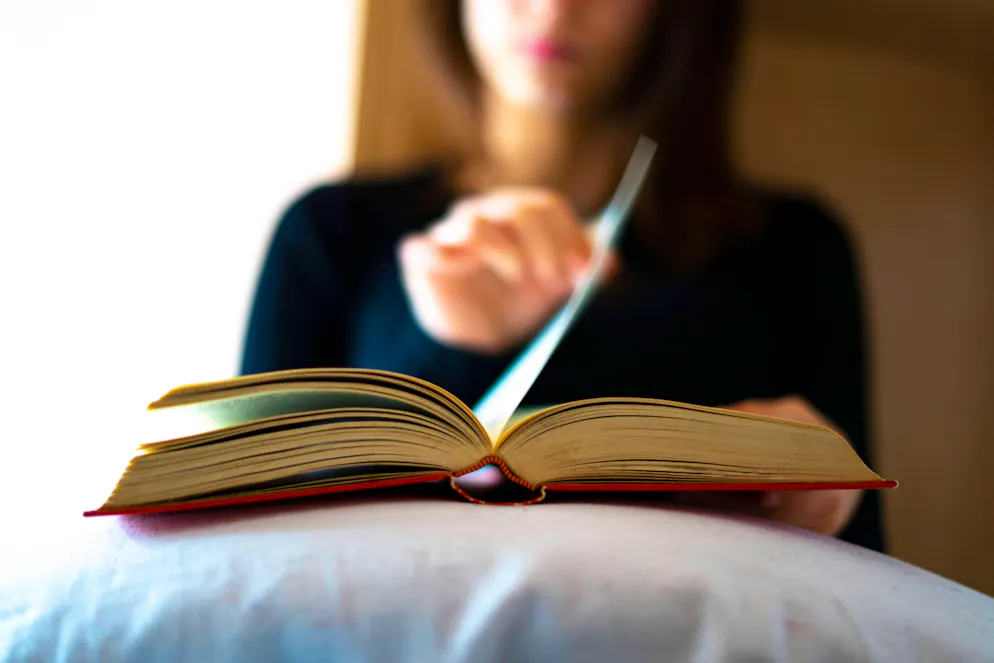 Liebeskummer ist nie etwas Schönes, aber gerade am Valentinstag besonders schmerzlich. Diese Bücher können nach einer Trennung Trost spenden. 