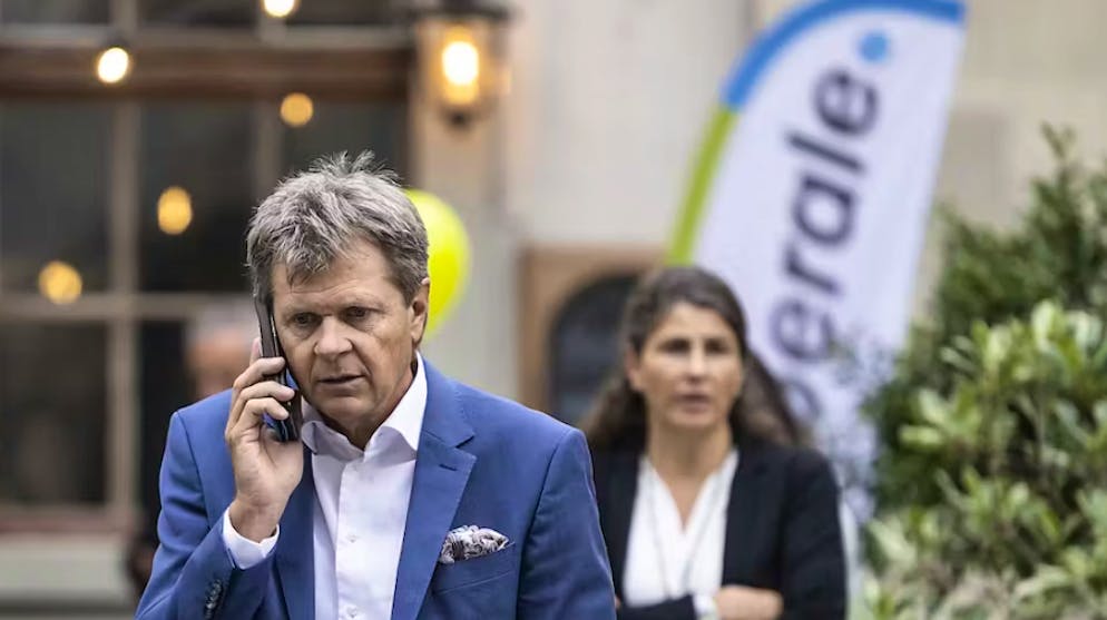 Sondage blue News. Les opposants affirment quant à eux qu'au final, les personnes aux plus faibles revenus devront travailler jusqu'à 66 ans, alors que les plus aisés pourront prendre une retraite anticipée. (À l'image: Jürg Grossen, président des Vert'libéraux.