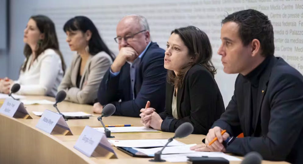 Sondage blue News. Pour le camp du "oui", la hausse du coût de la vie grignote un mois entier de revenu des citoyens. Outre les salariés et les syndicats, le PS et Les Verts sont pour. 