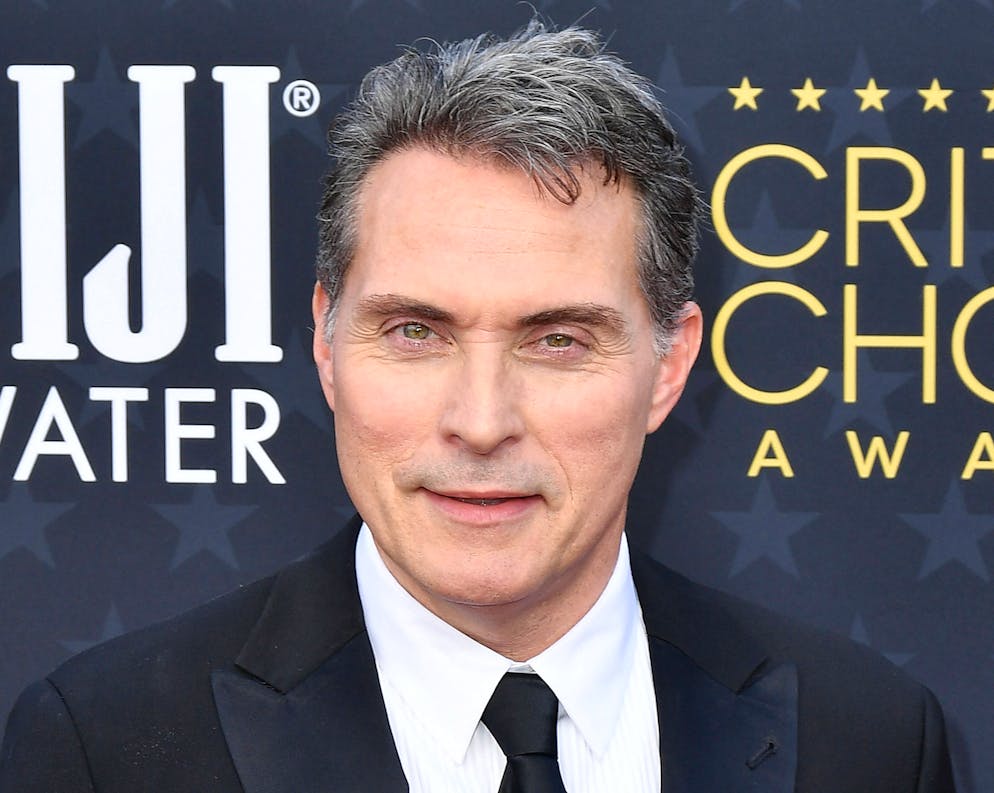 Das Skandal-Interview mit Prinz Andrew kommt als Film. Der Prinz wird vom britischen Schauspieler Rufus Sewell verkörpert, allerdings arbeitete man hier wohl mit Protesen ...