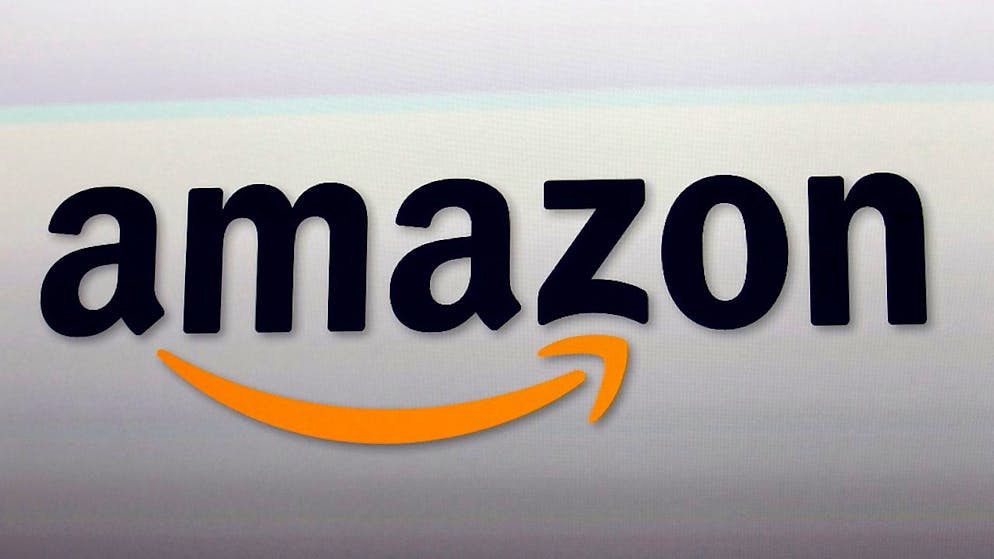 Les grévistes d'Amazon demandent notamment un salaire horaire de 15 livres (17,6 euros). (AP Photo/Reed Saxon, File)