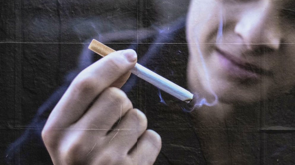 I fatti più importanti per la Svizzera e il Ticino nel 2024. Dal 1° ottobre, con l'entrata in vigore della nuova legge sui prodotti del tabacco, la vendita di sigarette normali ed elettroniche ai minori è vietata in tutta la Svizzera. Anche la pubblicità del tabacco sarà regolamentata in modo più severo.