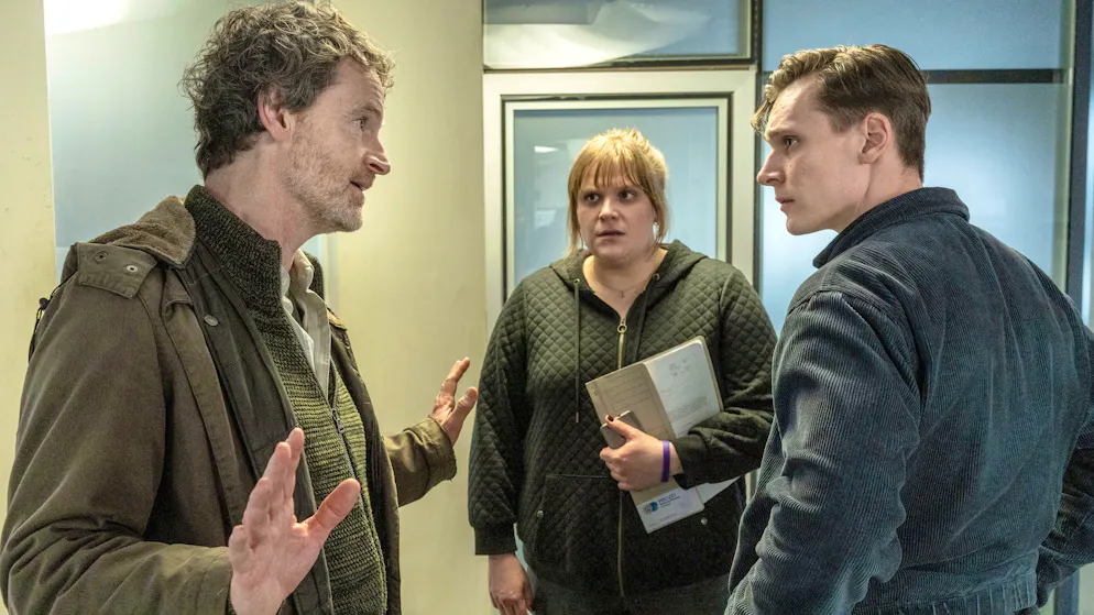 So funktioniert Wettbetrug im Fussball. Diese drei arbeiten im Dortmunder «Tatort: Cash» zum letzten Mal zusammen: Peter Faber (Jörg Hartmann, links), Rosa Herzog (Stefanie Reinsperger) und Jan Pawlak (Rick Okon) müssen einen Mord in der Wettszene aufklären.