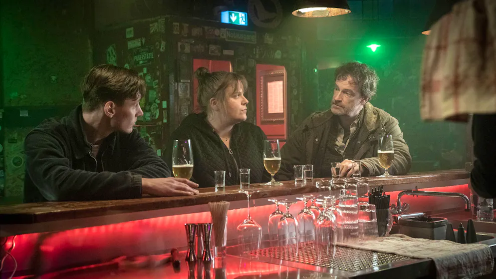 So funktioniert Wettbetrug im Fussball. Feierabendbier mit Punkrock: Die reviermässige Absturzkneipe hat der Gruppenchemie von Jan Pawalk (Rick Okon, links), Rosa Herzog (Stefanie Reinsperger) und Peter Faber (Jörg Hartmann) schon öfter gute Dienste geleistet.