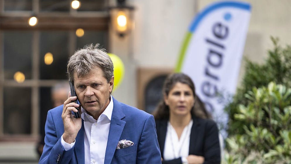 Il 3 marzo saranno messe in votazione due proposte sull'AVS. Il fronte del «No» ritiene che, alla fine, soprattutto le persone con un reddito più basso dovrebbero lavorare più a lungo, mentre quelle con un reddito più alto potrebbero andare in pensione prima. Nella foto: il presidente dei Verdi Jürg Grossen.