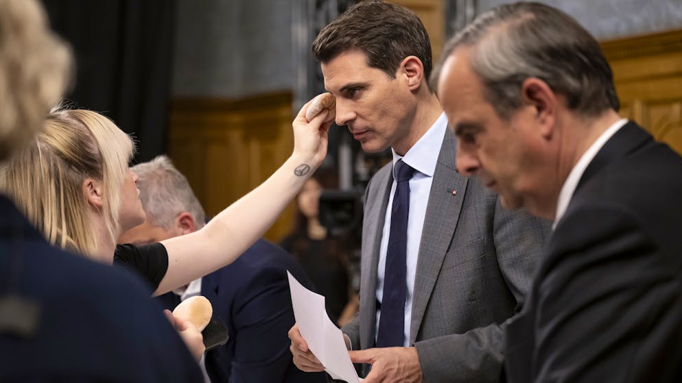 Il 3 marzo saranno messe in votazione due proposte sull'AVS. Il fronte del «No» ha ribattuto che la proposta è troppo costosa e il finanziamento non è chiaro. Nella foto: il presidente del PLR e Thierry Burkart (a sinistra) e quello dell'Alleanza del centro, Gerhard Pfister.